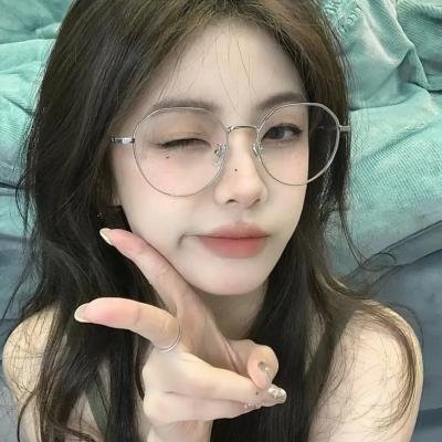 绿衣女子
